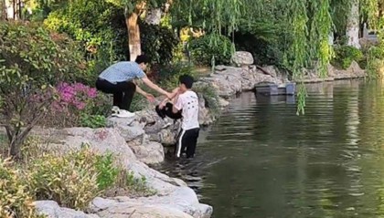 徐州一女童落水被救起，家長趕來先責(zé)怪孩子，救人者：家長當(dāng)時(shí)嚇壞了，后來已道謝