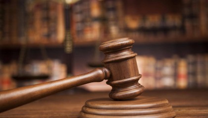 男子入室盜竊被發(fā)現(xiàn)后竟將女子壓在床上，一審被判6年半 上訴稱不構(gòu)成搶劫罪而是想猥褻對方被駁回