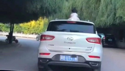 驚險(xiǎn)！青海一女童竟端坐在行駛中的轎車(chē)車(chē)頂！