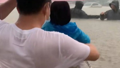 鄭州暴雨致京廣路隧道被淹，親歷者：車是飄起來的，很害怕，有人爬梯子離開 2021年也曾淹沒多臺車輛