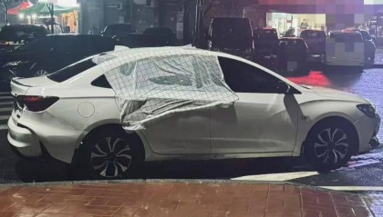 暖心！司機(jī)離開車窗未關(guān)嚴(yán)，店主用桌布遮蓋車窗幫其擋雨