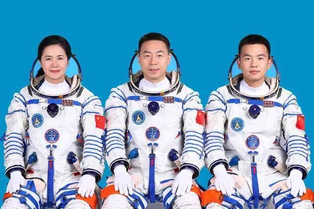 神舟十九號(hào)明天發(fā)射！90后要上太空了，簡(jiǎn)歷公布！中國(guó)人登月，也有最新消息
