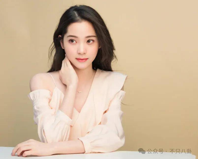 前幾年還被嘲長得土，如今逆襲成大美女了？！