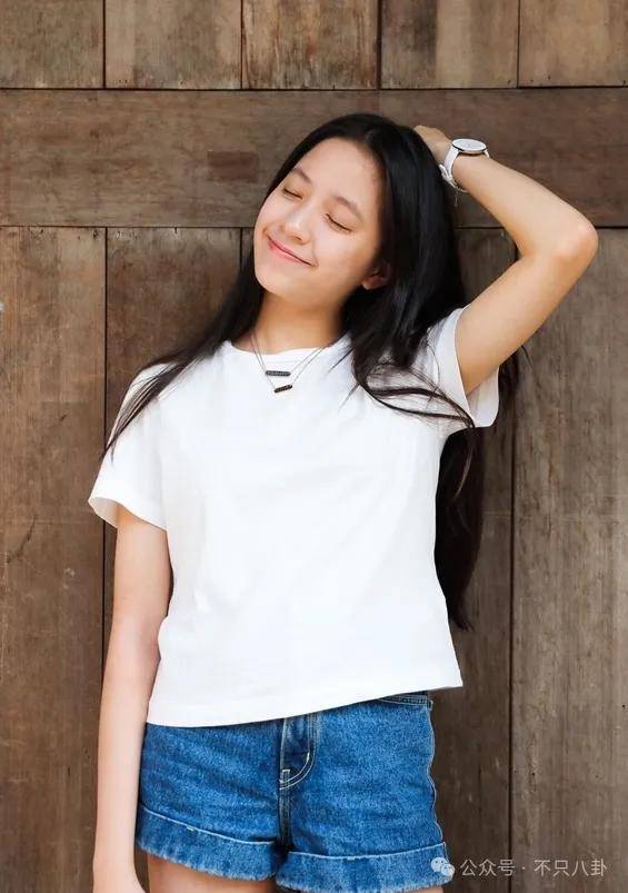 前幾年還被嘲長得土，如今逆襲成大美女了？！