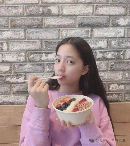 前幾年還被嘲長得土，如今逆襲成大美女了？！