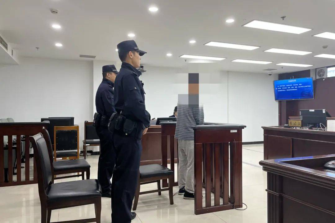 無恥！北京一對情侶租房，遭五旬房東潛入、偷窺