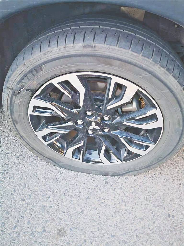 哈爾濱王女士：中山路駕車壓到翹邊井蓋，輪胎廢了