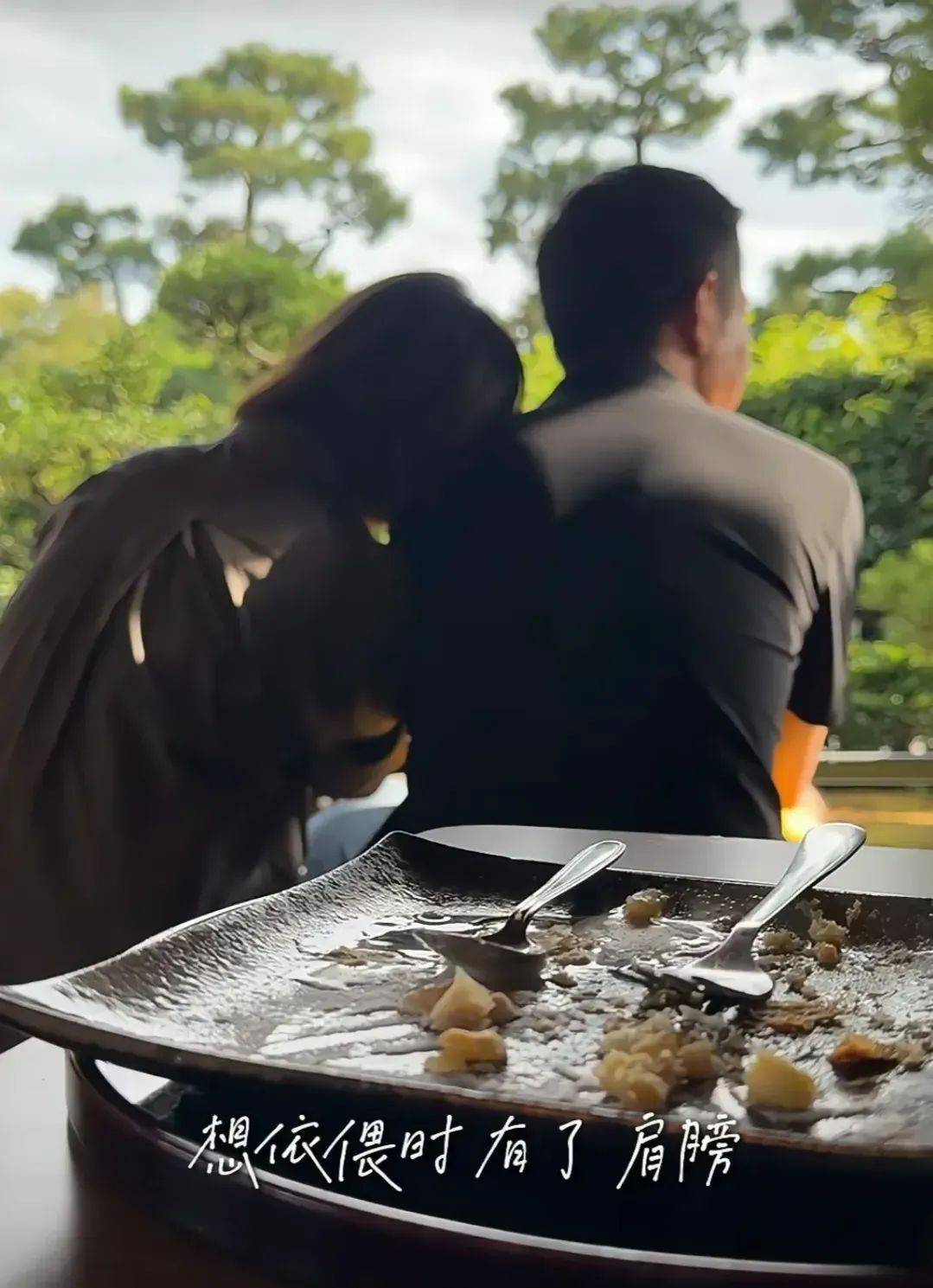 41歲主持人王冠官宣婚訊，曬與老公牽手合照！