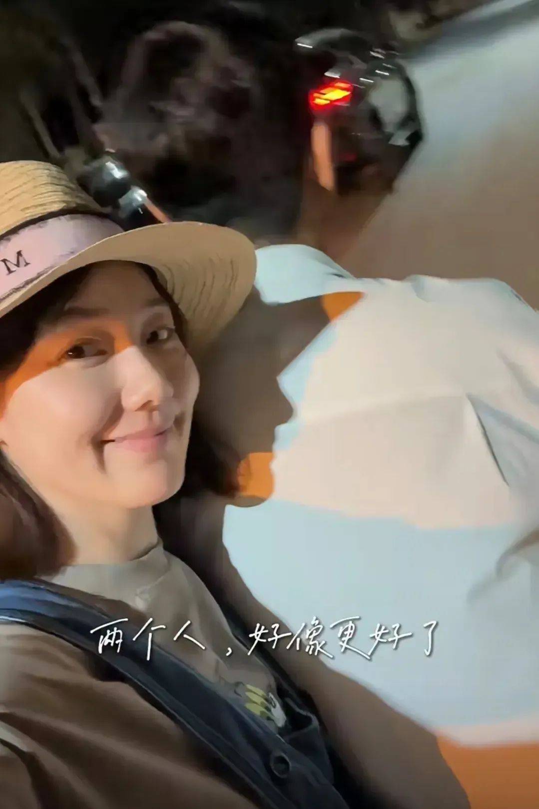 41歲主持人王冠官宣婚訊，曬與老公牽手合照！