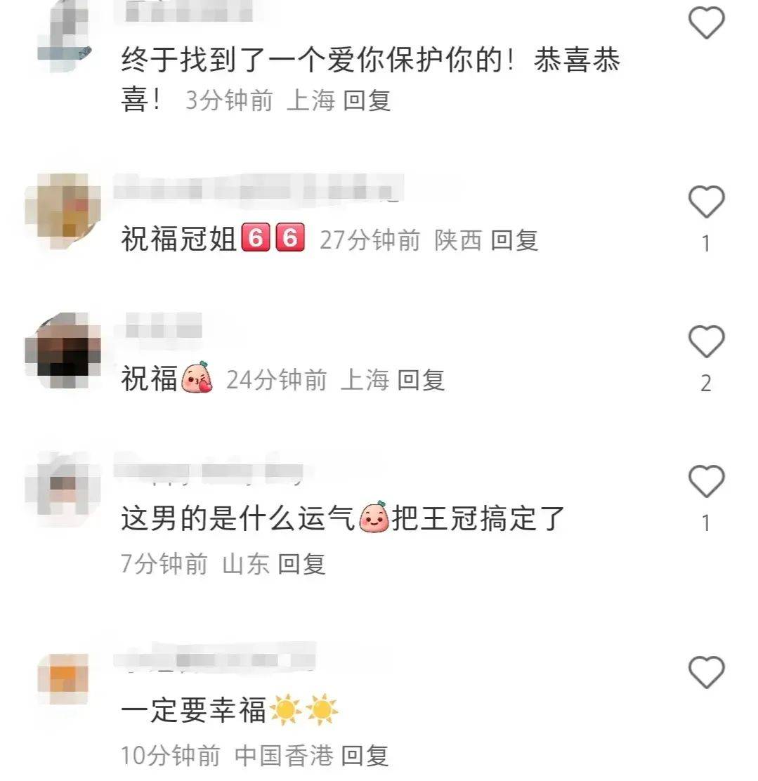 41歲主持人王冠官宣婚訊，曬與老公牽手合照！