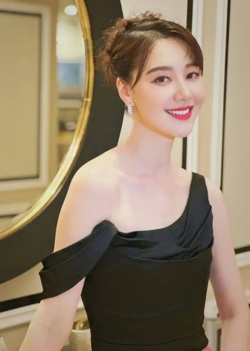 41歲主持人王冠官宣婚訊，曬與老公牽手合照！
