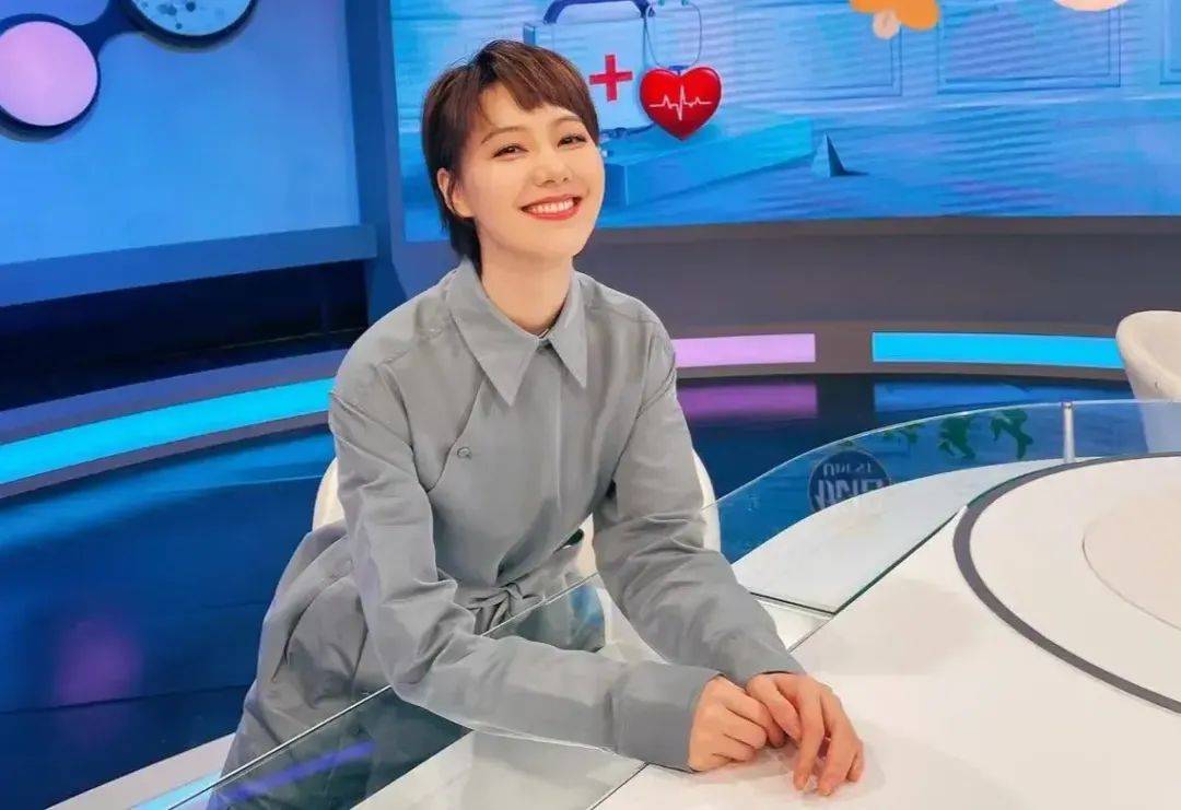 41歲主持人王冠官宣婚訊，曬與老公牽手合照！
