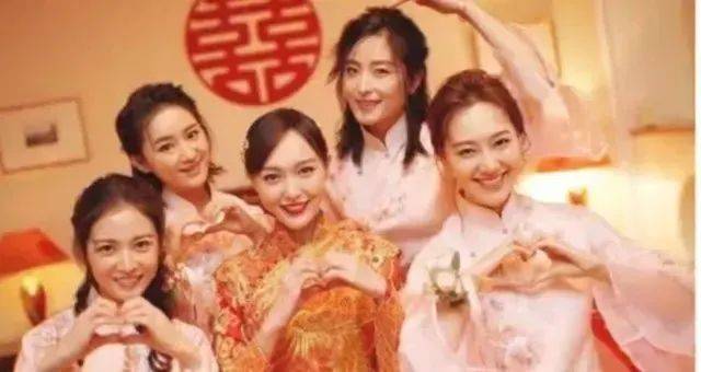 41歲主持人王冠官宣婚訊，曬與老公牽手合照！
