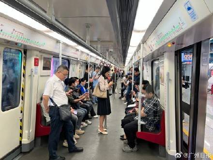 廣州地鐵3號(hào)線東延段開通首日海傍站滿座，番禺廣場(chǎng)站啟動(dòng)限流