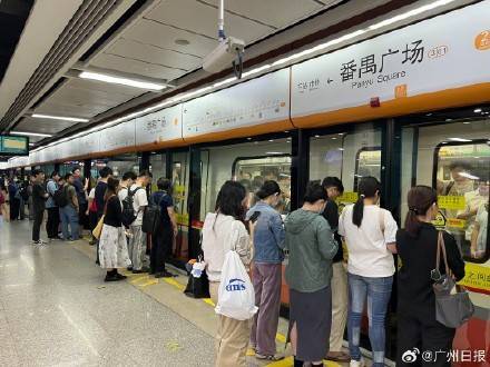 廣州地鐵3號(hào)線東延段開通首日海傍站滿座，番禺廣場(chǎng)站啟動(dòng)限流