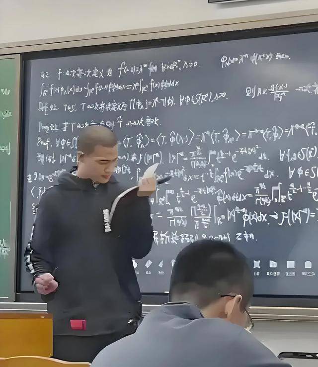韋東奕上課照片走紅，新發(fā)型吸睛，網(wǎng)友：板書真漂亮，可惜看不懂