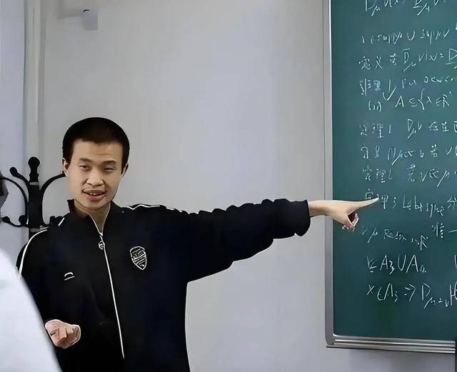 韋東奕上課照片走紅，新發(fā)型吸睛，網(wǎng)友：板書真漂亮，可惜看不懂