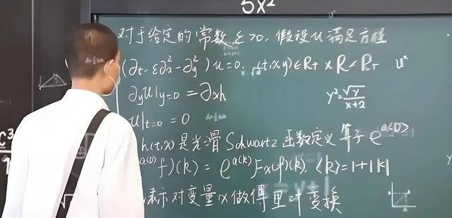 韋東奕上課照片走紅，新發(fā)型吸睛，網(wǎng)友：板書真漂亮，可惜看不懂