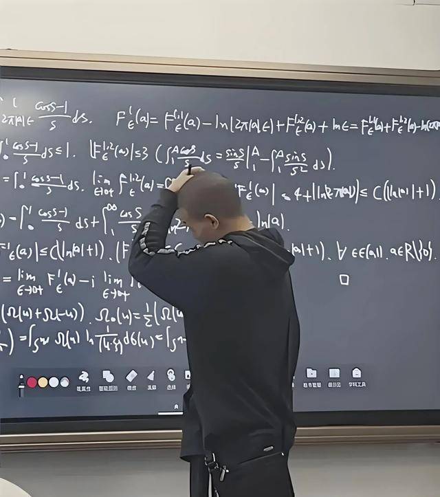 韋東奕上課照片走紅，新發(fā)型吸睛，網(wǎng)友：板書真漂亮，可惜看不懂