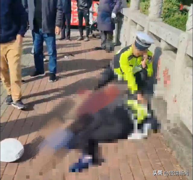 貨拉拉司機被開罰單后將交警撞倒？街道辦：交警在搶救，司機被控制