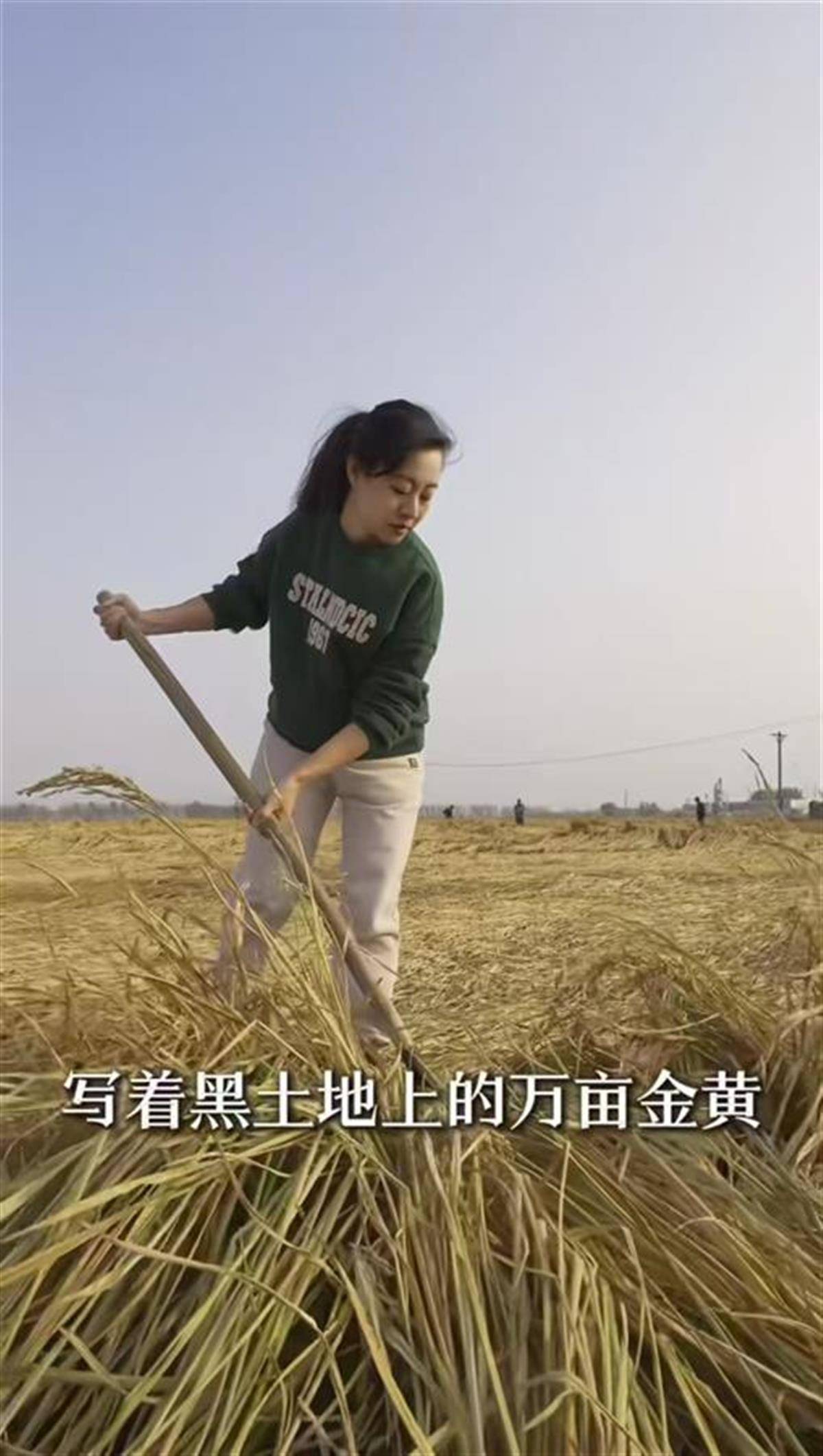 用東北話+英語(yǔ)帶貨的副局長(zhǎng)系英語(yǔ)專業(yè)畢業(yè)，走紅后有了“容貌焦慮”