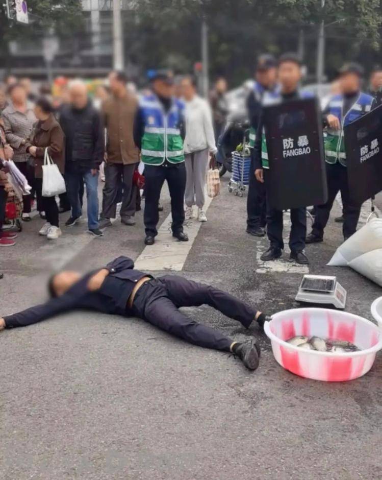 成都一魚(yú)販持剪刀與城管對(duì)峙，2人倒地！城管局回應(yīng)：有同事受傷，警方已介入