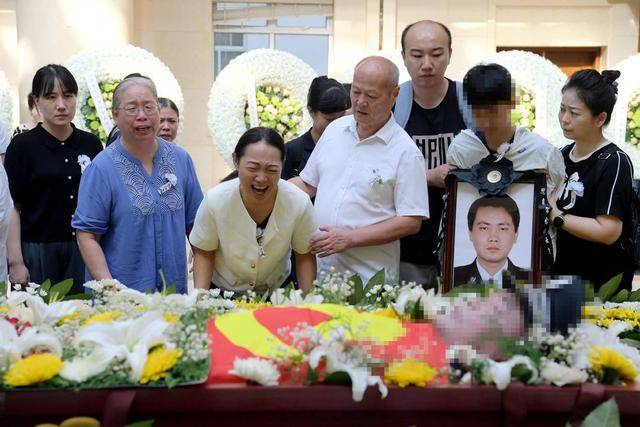 痛心！武漢版“八里河派出所”所長(zhǎng)凌晨在所里倒下 年僅52歲