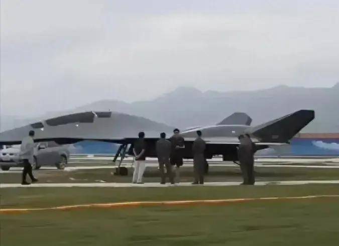 南天門計劃是真的？“白帝”空天戰(zhàn)機亮相珠海！六代機真長這樣？