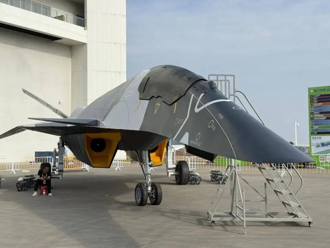 南天門計劃是真的？“白帝”空天戰(zhàn)機亮相珠海！六代機真長這樣？