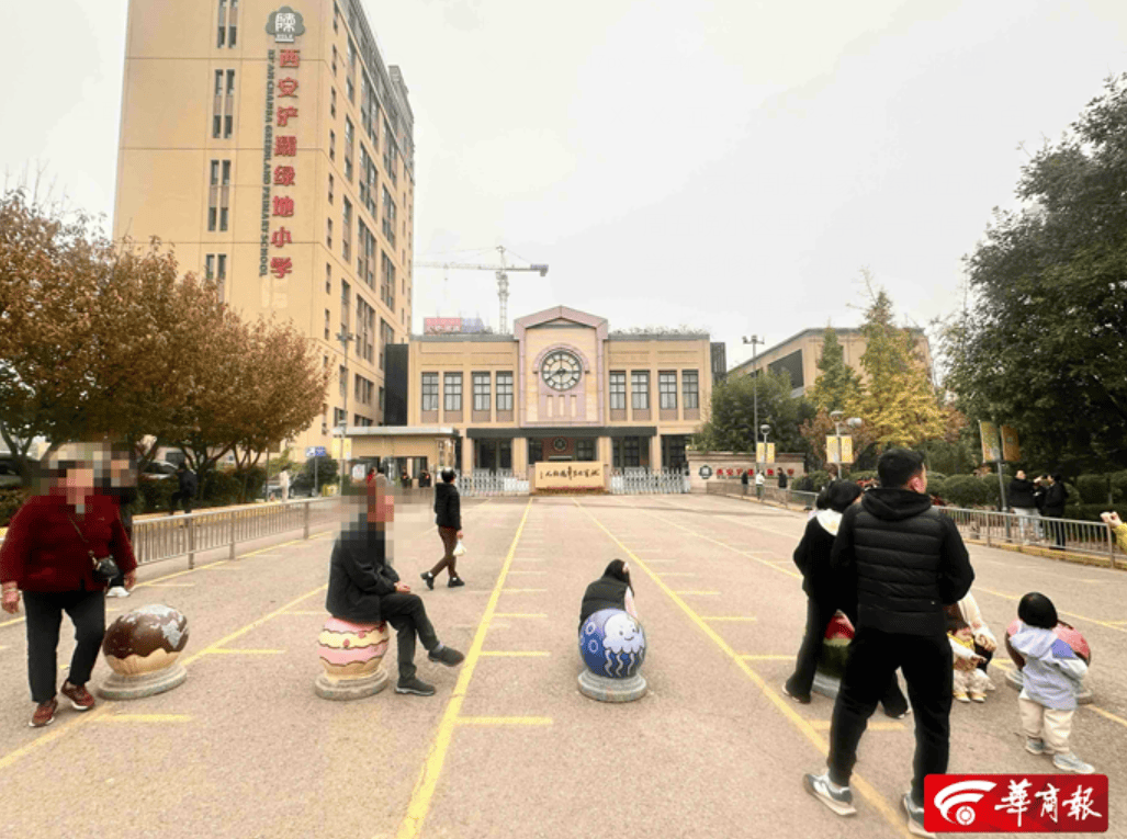 西安一小學(xué)停電四天，多方不及時(shí)處理，學(xué)生無(wú)奈霧霾天室外上課！最新→