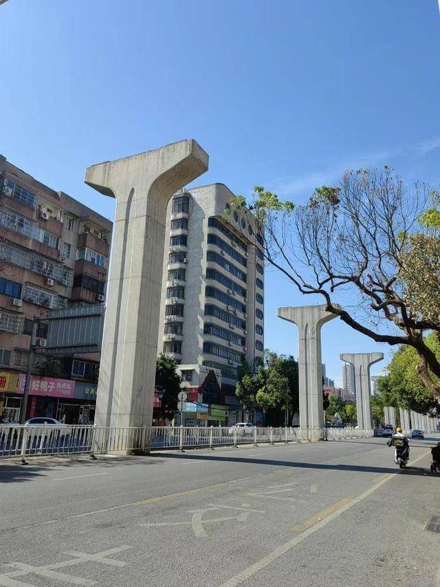 “當(dāng)初就不該建！”廣西爛尾輕軌被拆，市民吐槽：又浪費了一次錢