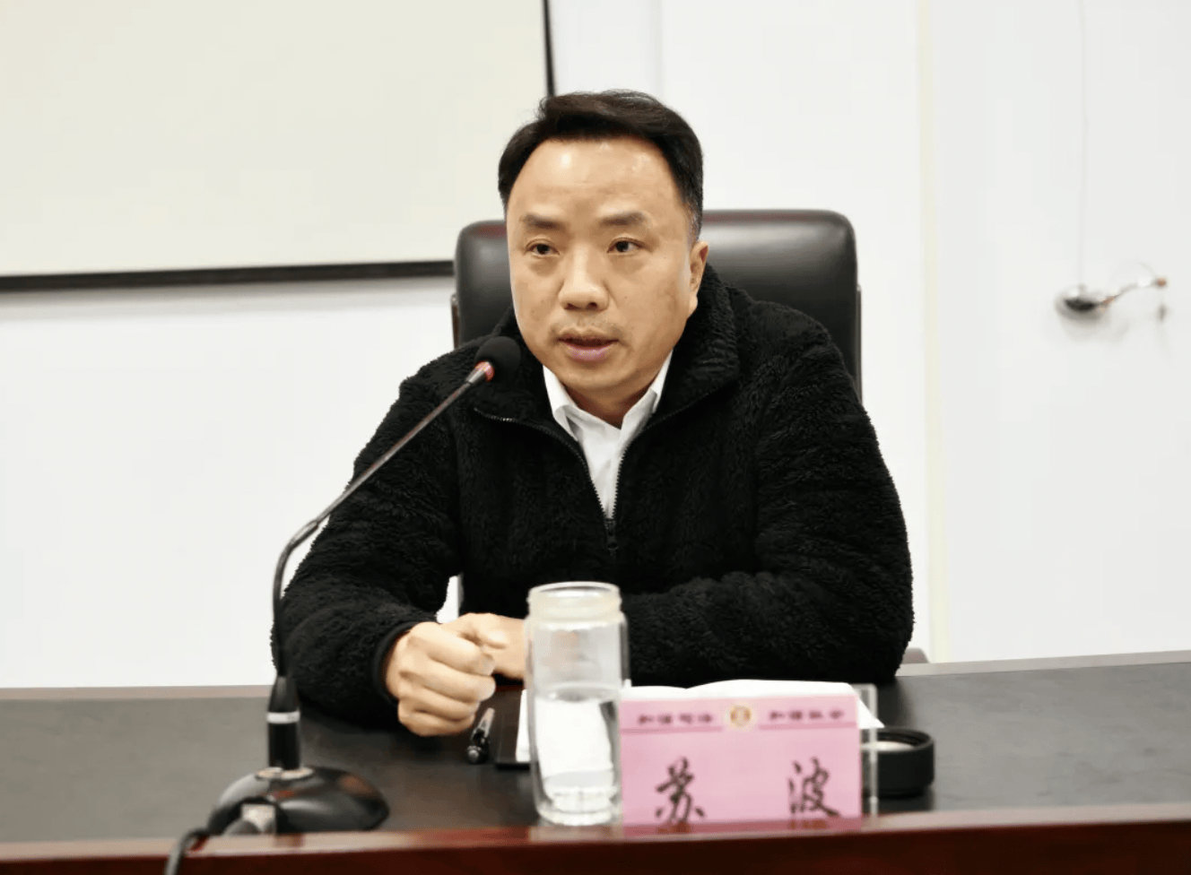 身為法院副院長(zhǎng)，他長(zhǎng)期脫崗曠工、遲到早退！