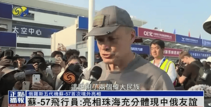 62歲蘇-57飛行員炫技“落葉飄”，他說(shuō)：殲-20成群飛行非常棒