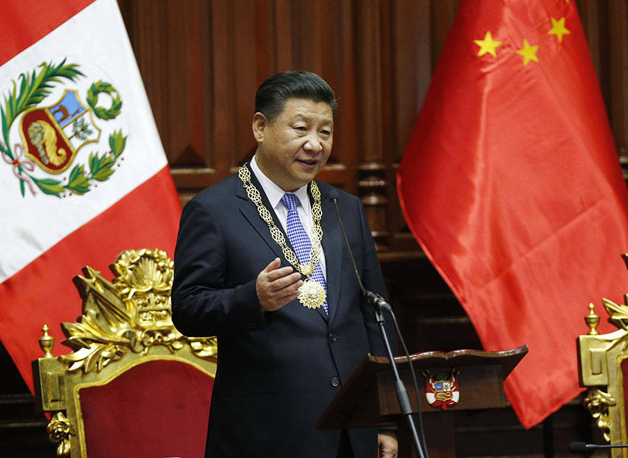 學(xué)習(xí)進行時丨習(xí)近平主席與秘魯?shù)墓适?></p>
<p>??2016年11月21日，國家主席習(xí)近平在秘魯國會發(fā)表題為《同舟共濟、揚帆遠航，共創(chuàng)中拉關(guān)系美好未來》的重要演講。新華社記者 鞠鵬 攝</p>
<p>??太平洋對岸的“鄰居”</p>
<p>??“秘魯是中國在太平洋對岸的‘鄰居’。”習(xí)近平主席2016年在秘魯國會演講時這樣形容中秘關(guān)系。</p>
<p>??上世紀(jì)90年代，習(xí)近平訪問過秘魯。當(dāng)?shù)匦燮娴纳剿⒌锰飒毢竦馁Y源稟賦、勤勞勇敢的人民、底蘊深厚的歷史文化，深受世界各國人民喜愛，也給習(xí)近平“留下美好印象”。</p>
<p>??2016年，時隔20余年再次踏上這片美麗的土地，習(xí)近平主席表示：“我又一次領(lǐng)略到秘魯深厚的歷史底蘊和日新月異的發(fā)展變化，由衷體會到兩國關(guān)系的旺盛活力和兩國人民的深厚情誼?！?/p>
<p>??在秘魯國會發(fā)表演講時，習(xí)近平主席生動講述了多個體現(xiàn)中秘雙方真誠友好、共同發(fā)展的事例：400多年前，中秘人民就跨越大洋，拉開了雙方交往的序幕；130年前成立的“中華通惠總局”，為促進中秘關(guān)系發(fā)展作出了積極貢獻；在秘魯，西班牙語“老鄉(xiāng)”一詞用來專指中國后裔，中國廣東話“吃飯”一詞演變?yōu)橹胁蛷d的統(tǒng)稱……</p>
<p>??習(xí)近平主席表示，中秘是“相互信任的好兄弟，共同發(fā)展的好伙伴，共擔(dān)責(zé)任的好朋友”。</p>
<p>??“天然的認(rèn)同感和共同的使命感，讓我們能夠從戰(zhàn)略高度和長遠角度看待彼此關(guān)系，在涉及領(lǐng)土主權(quán)、發(fā)展權(quán)益等核心利益和重大關(guān)切問題上相互理解和支持?！绷?xí)近平主席說。</p>
<p>                        展開全文</p>
<p>??在2016年的這次訪問中，習(xí)近平主席被授予秘魯國會最高等級榮譽勛章“大十字勛章”。</p>
<p>??“這不僅是給予我個人的榮譽，更體現(xiàn)了秘方對兩國關(guān)系的高度重視，體現(xiàn)了秘魯人民對中國人民的深情厚誼?！绷?xí)近平主席說，將永遠珍藏這份情誼和美好記憶。</p>
<p>??近年來，日益緊密的經(jīng)貿(mào)合作和人文交流，持續(xù)拉近中秘這對跨洋“友鄰”的“距離”。</p>
<p>??今年6月，秘魯總統(tǒng)博魯阿爾特對中國進行國事訪問，帶來了一眾內(nèi)閣重要部長和經(jīng)濟界代表。通過在深圳、上海、蘇州等地參訪，她對中國式現(xiàn)代化建設(shè)的成就有了切身感受，也從中看到未來的希望。</p>
<p>??在同習(xí)近平主席的會談中，博魯阿爾特總統(tǒng)發(fā)出感慨：秘方真心欽佩中國取得的偉大成就，希望學(xué)習(xí)借鑒中方的成功經(jīng)驗，通過進一步擴大密切兩國務(wù)實合作，助力秘魯更好實現(xiàn)自身的發(fā)展。</p>
<p>??習(xí)近平主席強調(diào)，堅持相互尊重、平等相待，是中國一以貫之的處世之道，也是中秘全面戰(zhàn)略伙伴關(guān)系始終保持高水平發(fā)展的根本原因。中方支持秘魯走符合本國國情的發(fā)展道路，愿同秘方堅定相互支持，堅定不移推進中秘友好合作。</p>
<p>??得知不久前秘魯國會幾乎全票通過決議，將每年2月1日確定為“中秘友誼日”，習(xí)近平主席表示，這充分體現(xiàn)了秘魯人民對中國人民的友好情誼，中方對此高度贊賞。</p>
<p><img src=