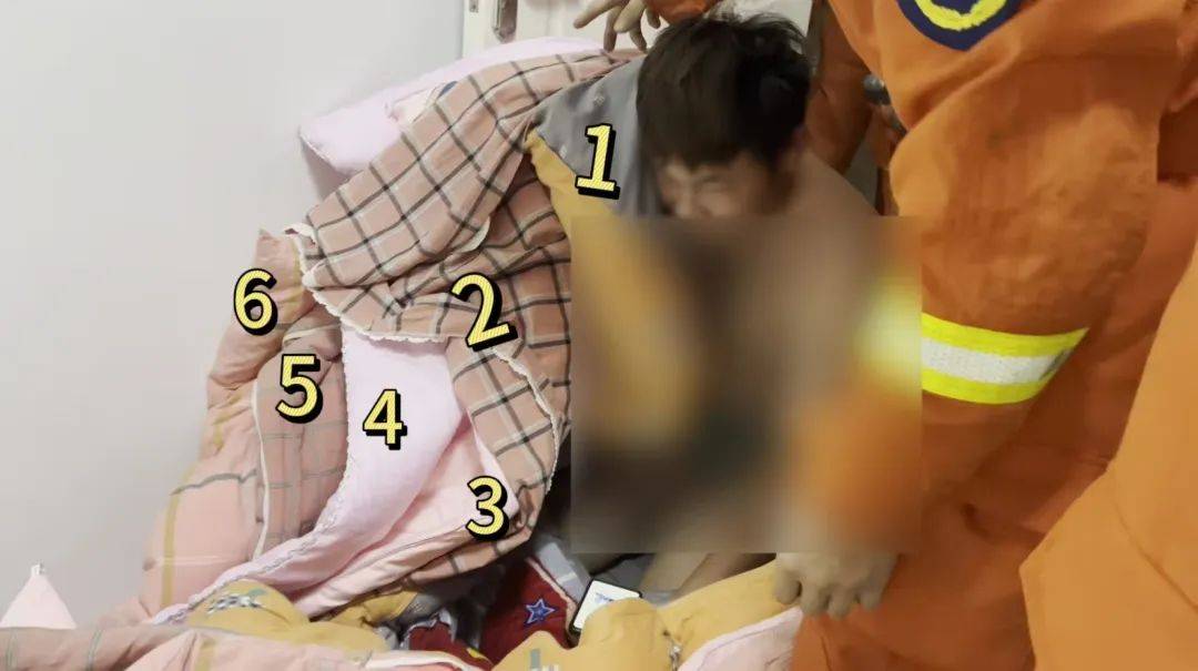 大型社死現(xiàn)場(chǎng)！男子睡午覺(jué)蓋6層被子不料被“封印”，驚動(dòng)消防！