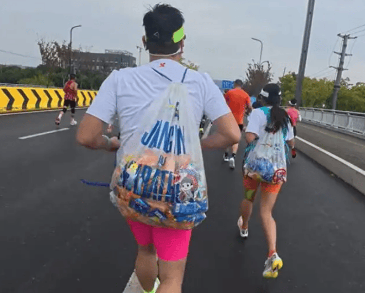 蘇州馬拉松遭參賽者“薅羊毛”？一對男女選手拿走大量能量膠，有網友稱“明年還來進貨”