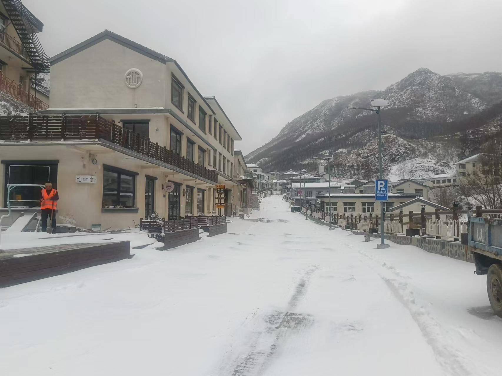 北京海拔最高山村：積雪已沒過腳面，山林銀裝素裹