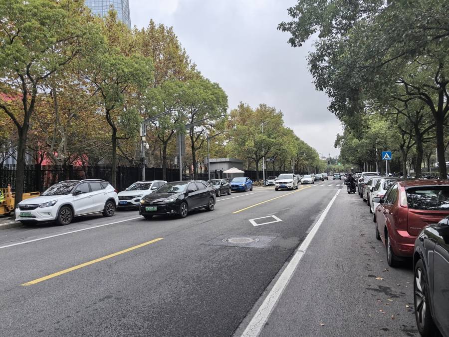 車庫寧可空著也不給停？300多輛車被硬擠到馬路上！浦東這些場館怎么了？