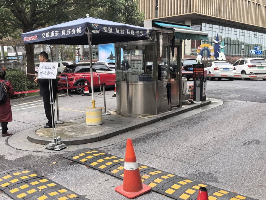 車庫寧可空著也不給停？300多輛車被硬擠到馬路上！浦東這些場館怎么了？