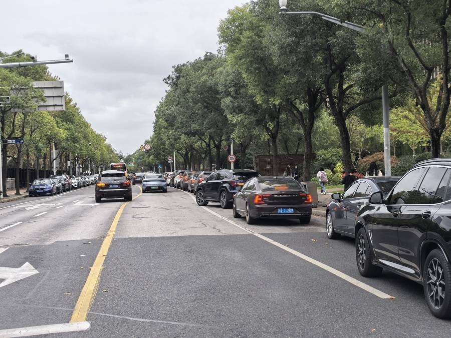 車庫寧可空著也不給停？300多輛車被硬擠到馬路上！浦東這些場館怎么了？