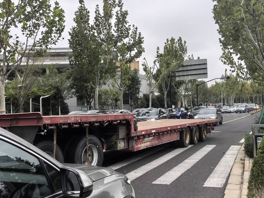 車庫寧可空著也不給停？300多輛車被硬擠到馬路上！浦東這些場館怎么了？