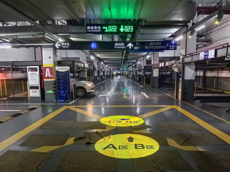 車庫寧可空著也不給停？300多輛車被硬擠到馬路上！浦東這些場館怎么了？