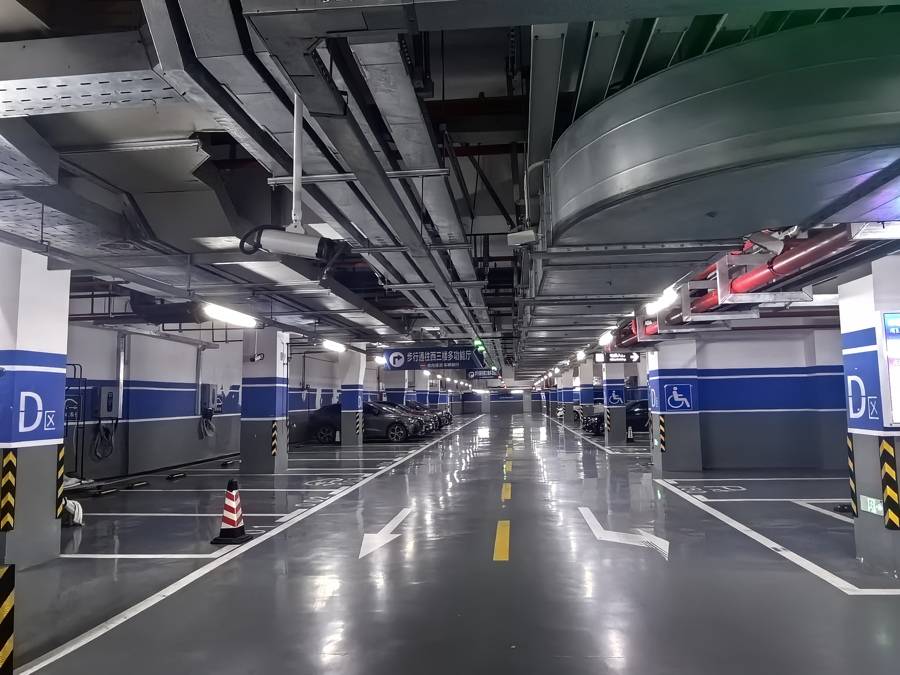 車庫寧可空著也不給停？300多輛車被硬擠到馬路上！浦東這些場館怎么了？