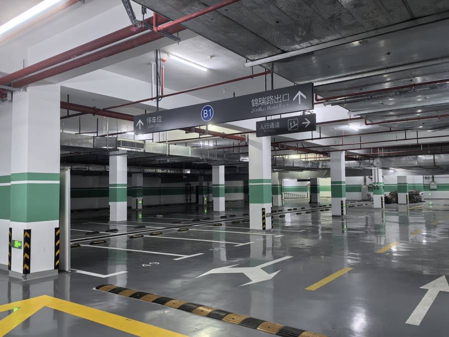車庫寧可空著也不給停？300多輛車被硬擠到馬路上！浦東這些場館怎么了？