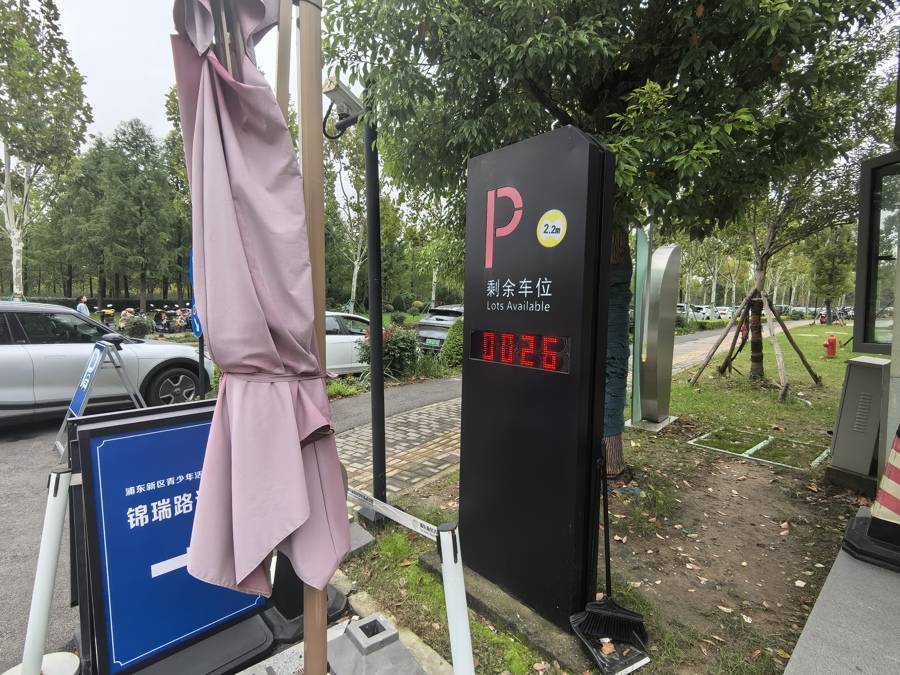 車庫寧可空著也不給停？300多輛車被硬擠到馬路上！浦東這些場館怎么了？