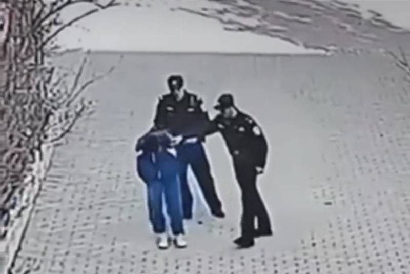 派出所副所長(zhǎng)踢打?qū)W生牽出案中案！教育部門(mén)回應(yīng)校園霸凌傳聞