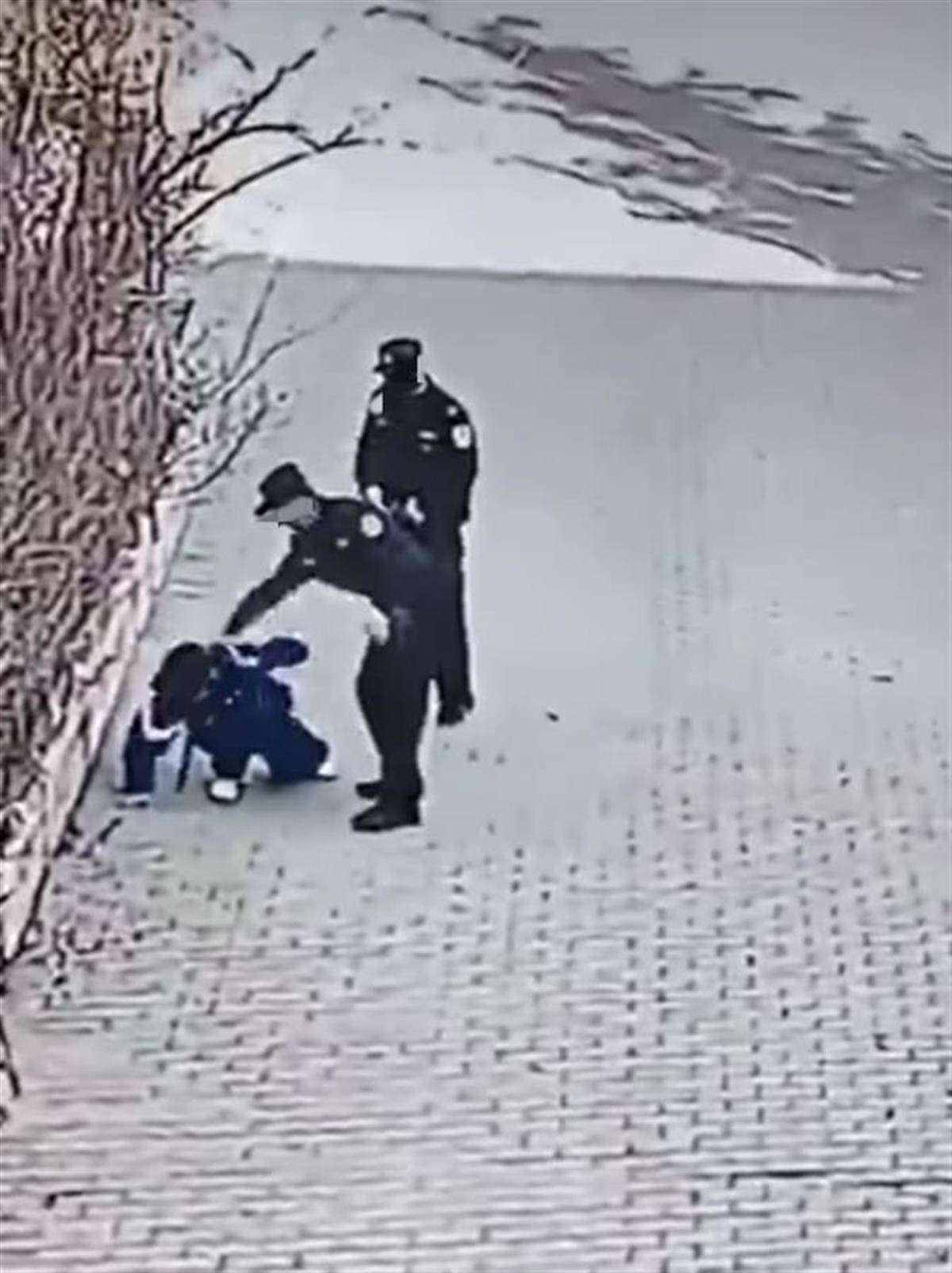 寧夏固原一學(xué)生45秒被派出所人員打了9下？知情教師發(fā)聲，市、區(qū)調(diào)查組正進(jìn)一步調(diào)查