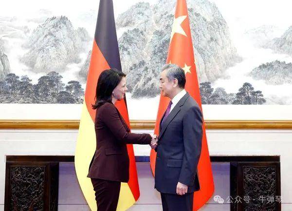 牛彈琴：當著德國女外長的面，王毅這三句話別有內(nèi)涵