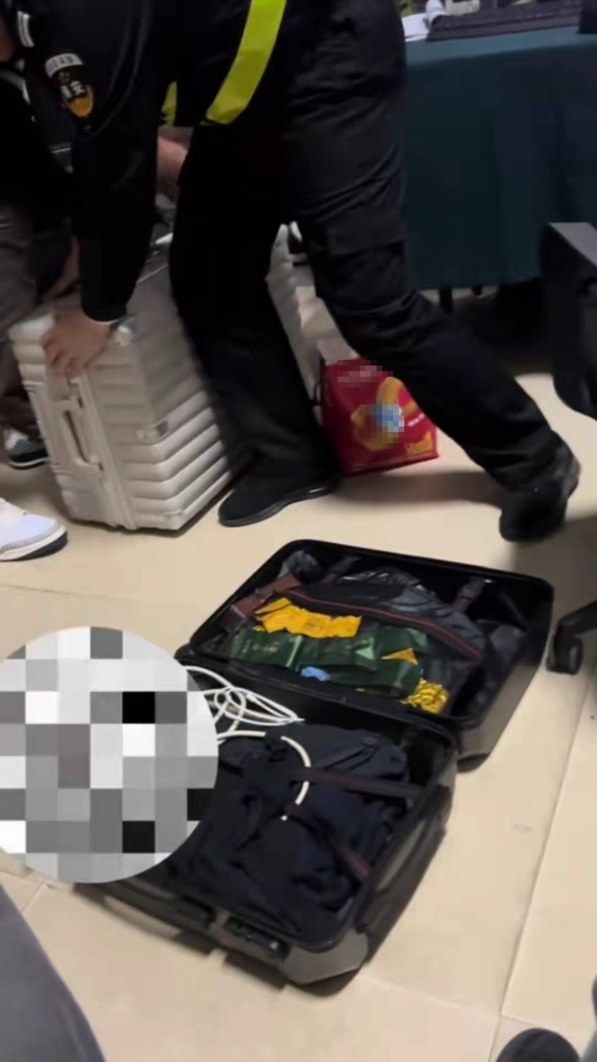 福州一高校學(xué)生進校門被開行李箱檢查，保安侵犯隱私？校方：會反饋調(diào)查