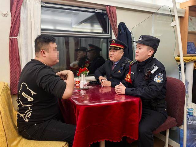 列車(chē)上一醉酒“紋身哥”突然對(duì)乘警說(shuō)“我是逃犯”，乘警一查：不，你不是！